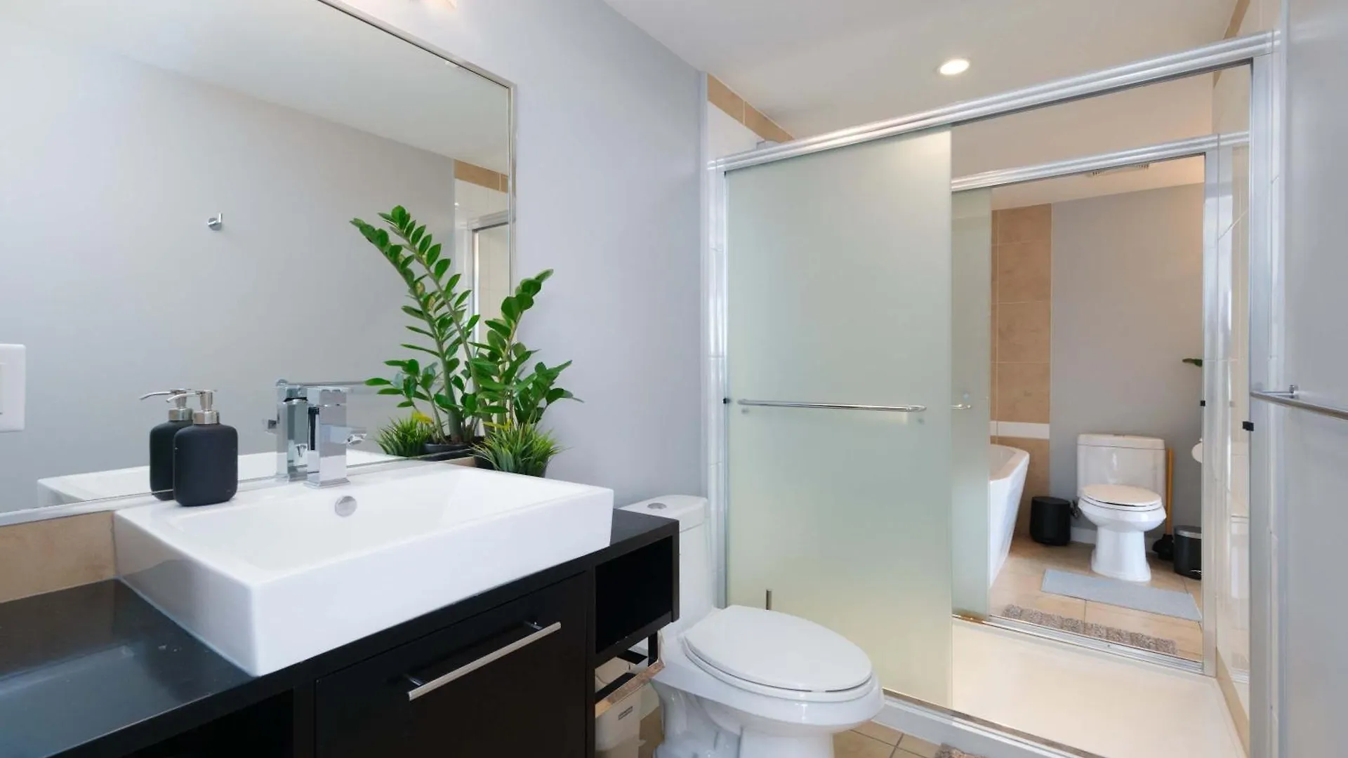 Luxury Apartment Jacuzzi Pool & Sauna In Prime Location 溫哥華 加拿大
