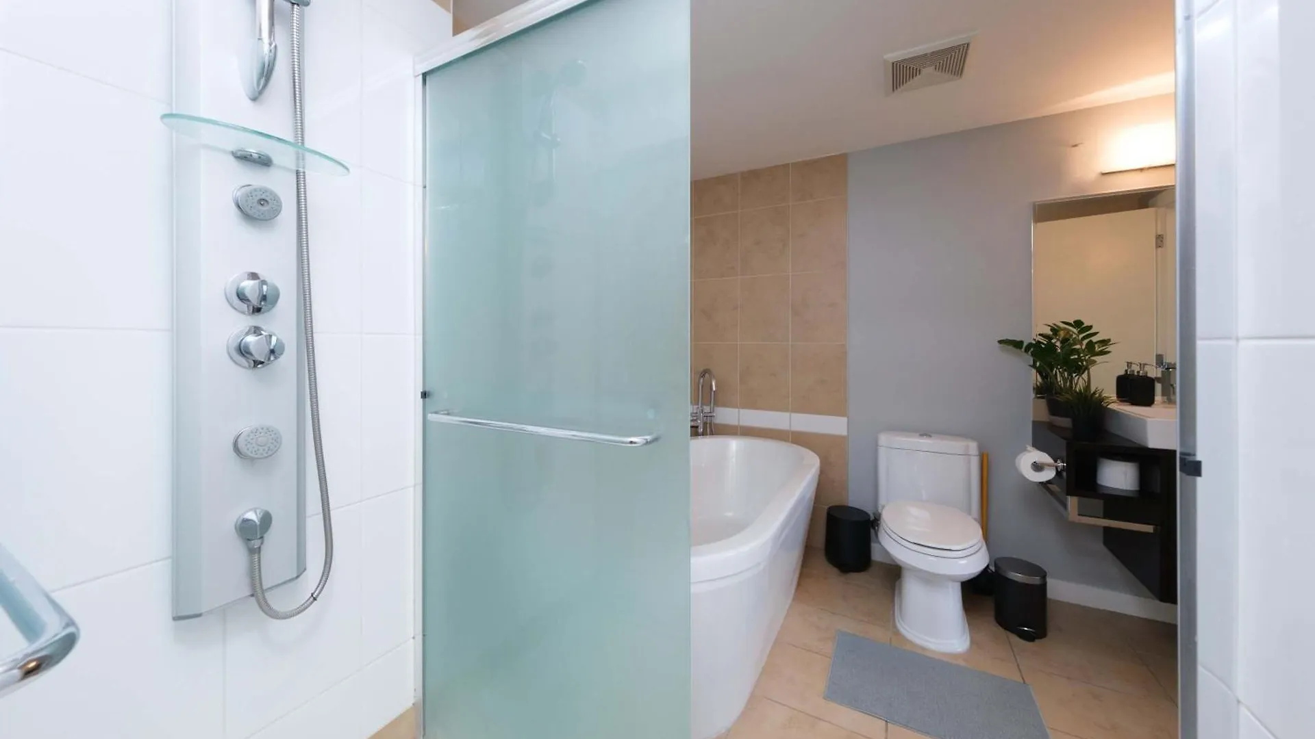 Luxury Apartment Jacuzzi Pool & Sauna In Prime Location 溫哥華 0*,  加拿大