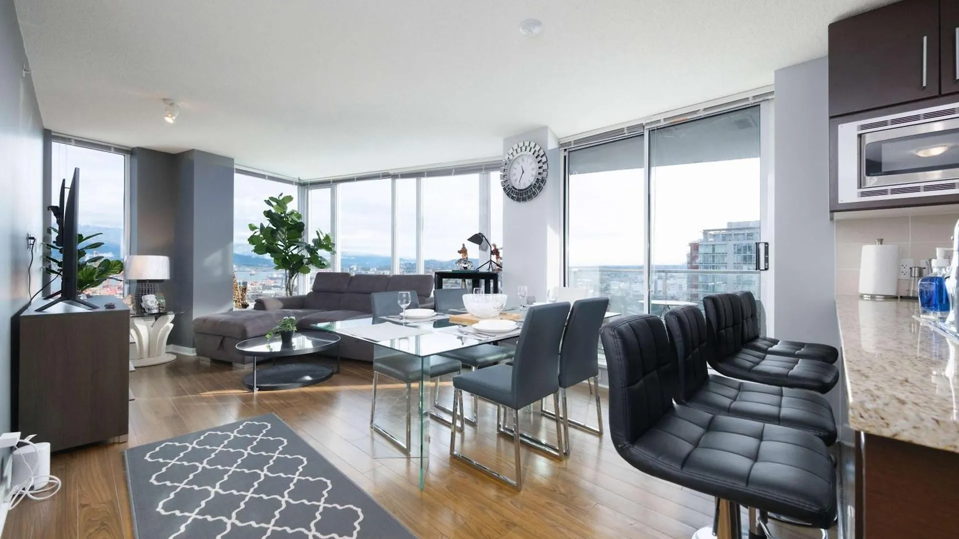 Luxury Apartment Jacuzzi Pool & Sauna In Prime Location 溫哥華